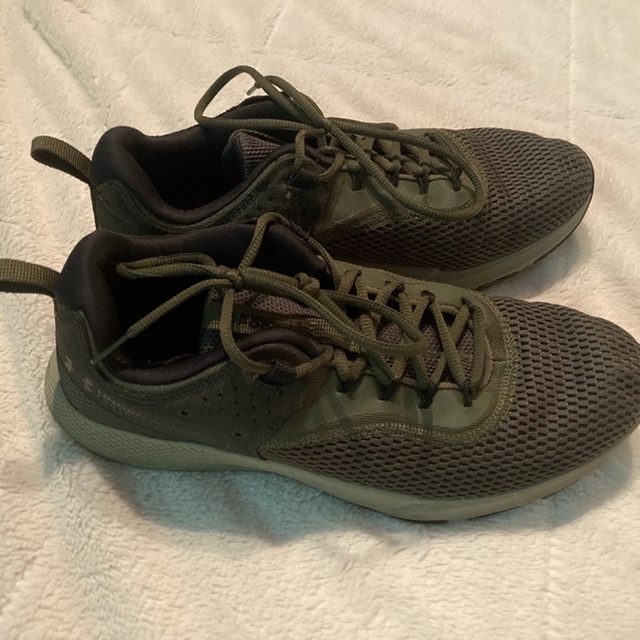 MENS UNDER ARMOUR GREEN CHARGED FOCUS TRAINING SHOES! - Picture 3 of 9